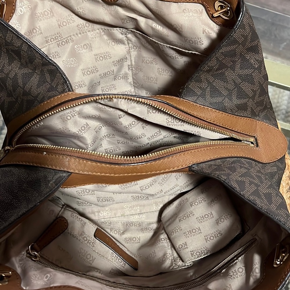 Authentic Michael Kors - Picture 8 of 9